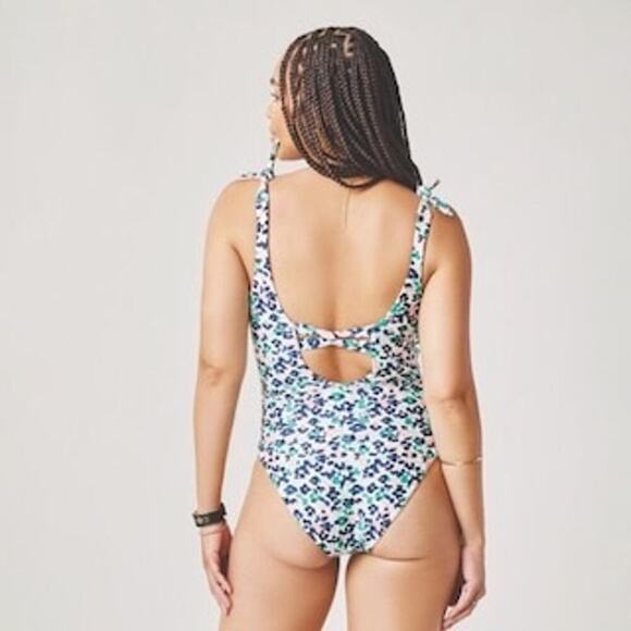 Carve Designs Sandhaven One-Piece Swimsuit Bloom Texture Medium NWT - Picture 2 of 10